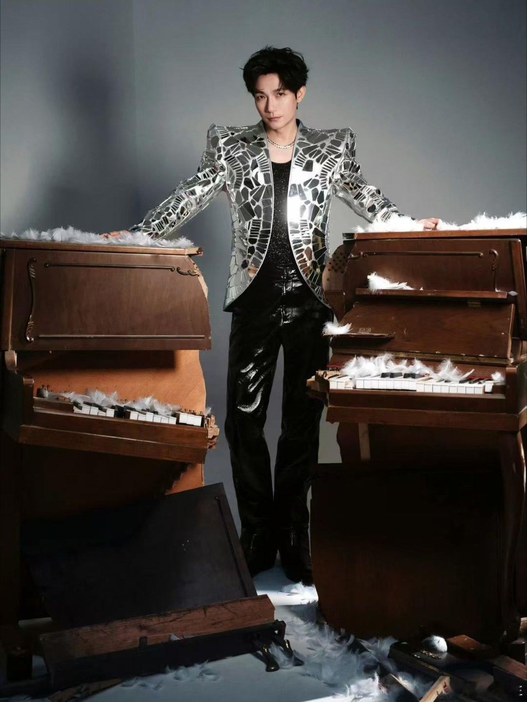 陈楚生招摇真来了招摇终于终于来了！！！刻在青春里的旋律现场唱响，氛围感直接拉