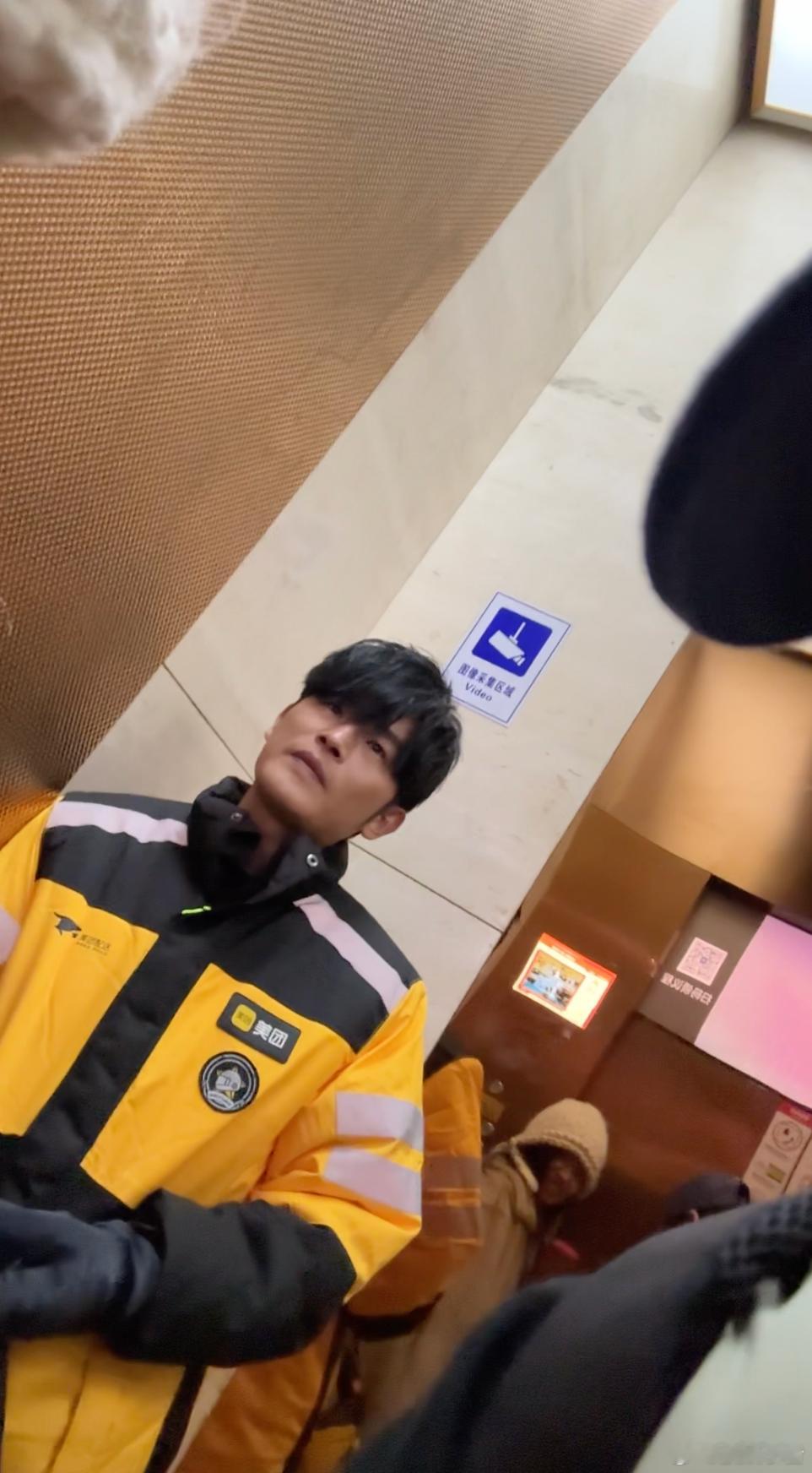 美团外卖到底请了几个杰伦大型迷惑现场！满屏都是“周董”分不清真假，模仿者粉丝应