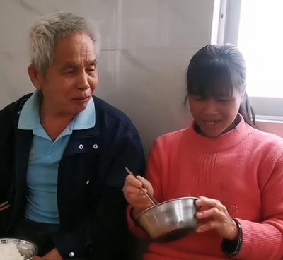 广西第一猛男！1994年，49岁的梁二把19岁的女工友陆红兰带回了广西容县的村子