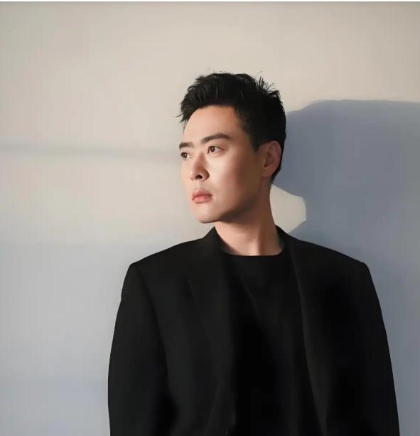 演员李幼斌曾说，拍摄亮剑，张桐扮演我的勤务兵，也就是魏和尚，他年轻，却会抢戏，想