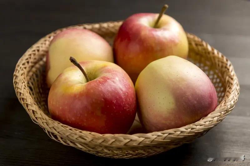 库克跑路了，退休了，养老了，上岸了，对，就是上岸了，所谓的，苹果变成了一