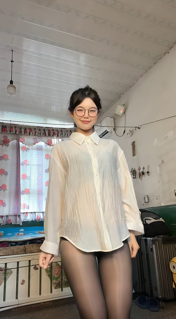 眼镜戴上了气质就不一样了