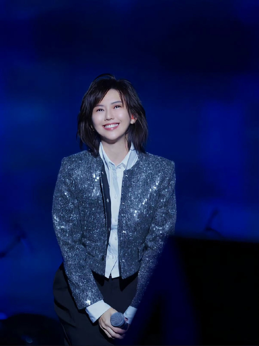 #孙燕姿演唱会摔倒#我的天哪，希望我的女神没事，演出还是要多加小心才是呀，真的不要再受伤了。好心疼！