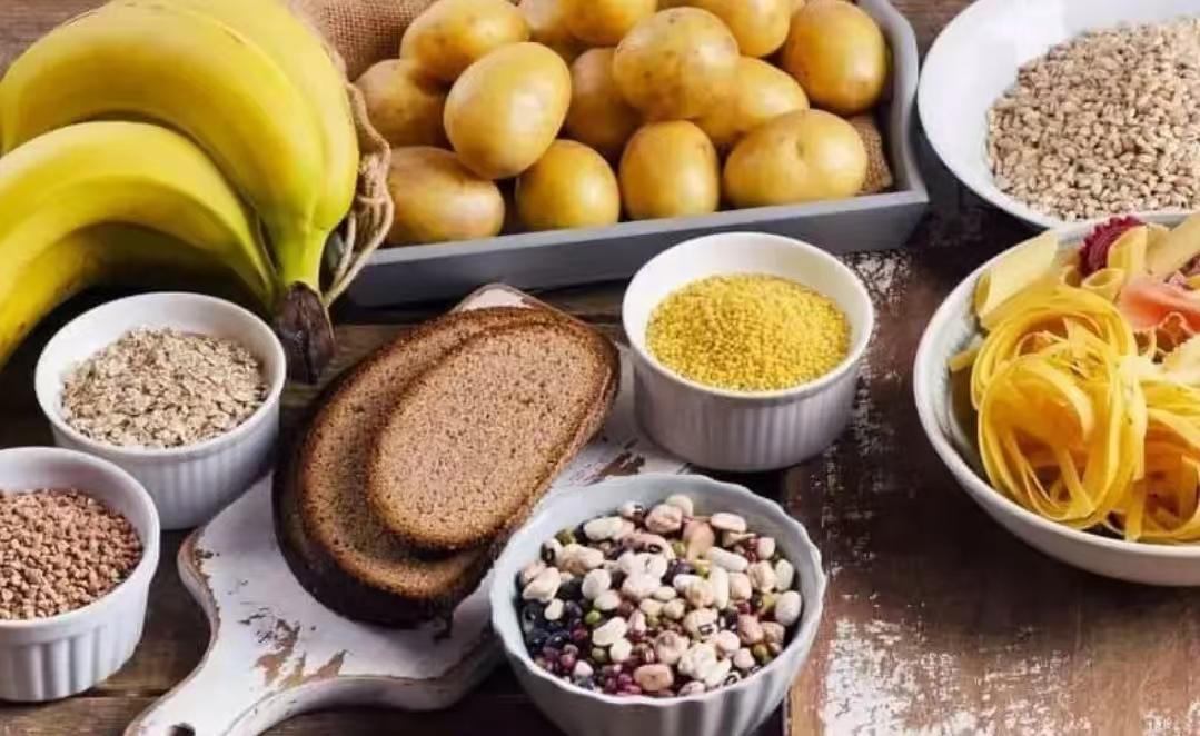 喝完水就跑厕所，怕梗又怕摔，到底咋办？睡前一杯水真能救命？医生说这事儿得看你是谁