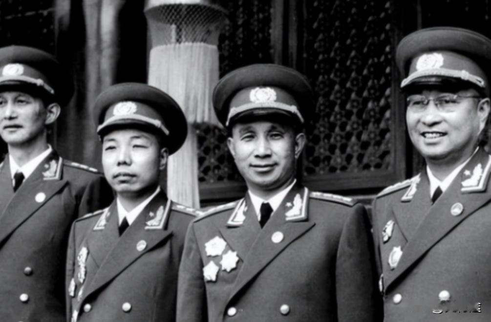 陈赓当营长那会儿，粟裕还是个班长。等陈赓升到团长，粟裕成了连长。再往后，陈赓