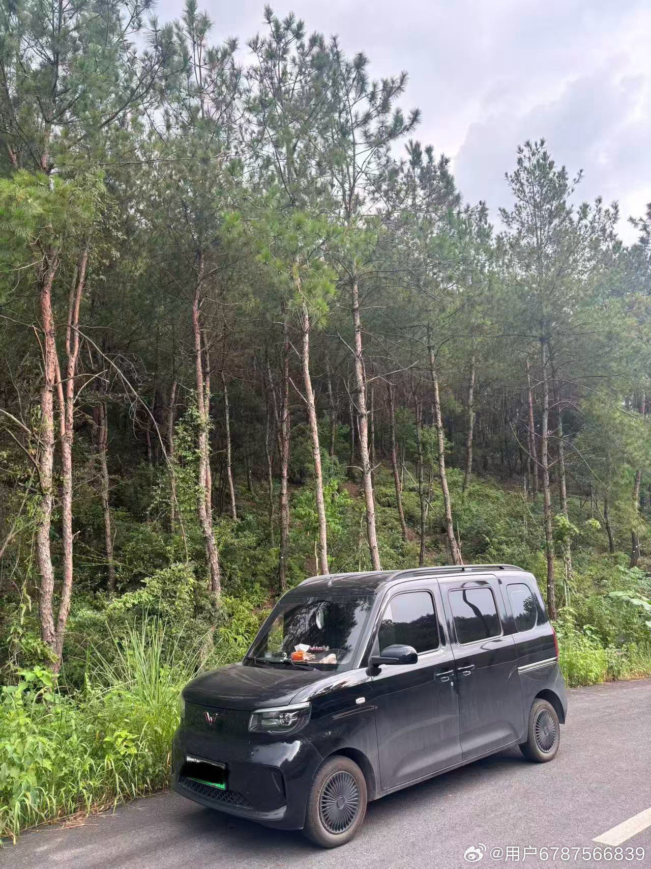 属于我的五菱神车——黑色五菱之光EV。上山兜风、日常代步都离不开它。穿...