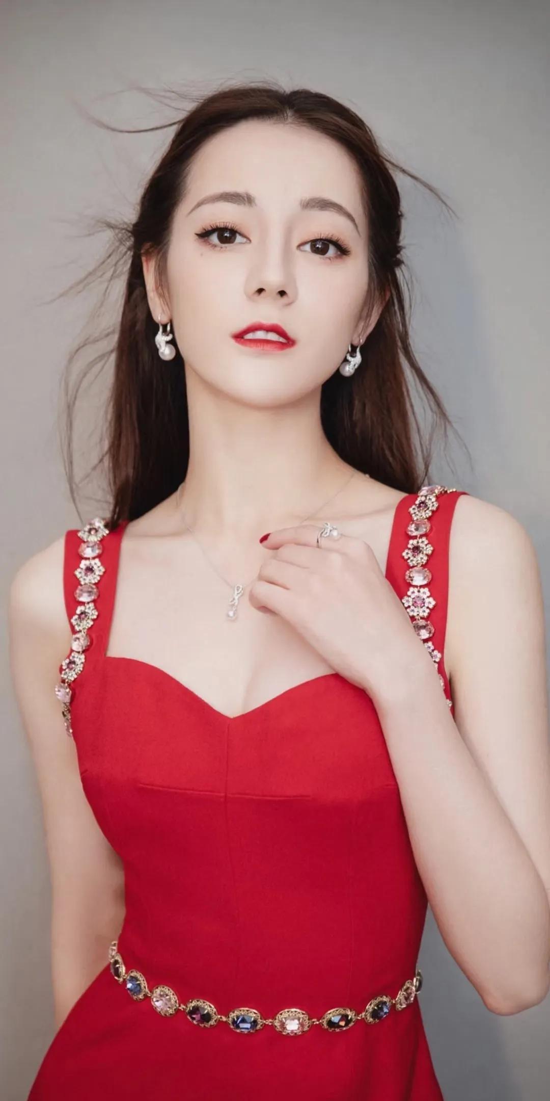 哇塞！迪丽热巴生日预热大片美到突破天际迪丽热巴为2025年生日准备的“撕拉片”