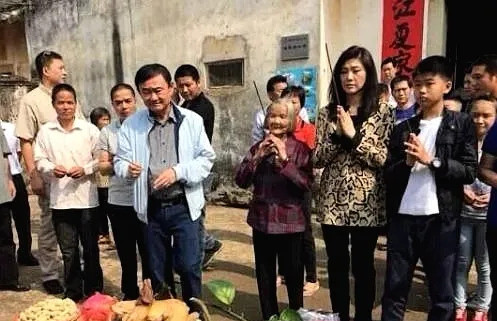 英拉和他信：泰国总理家族那些事儿啥？泰国前总理英拉和他哥