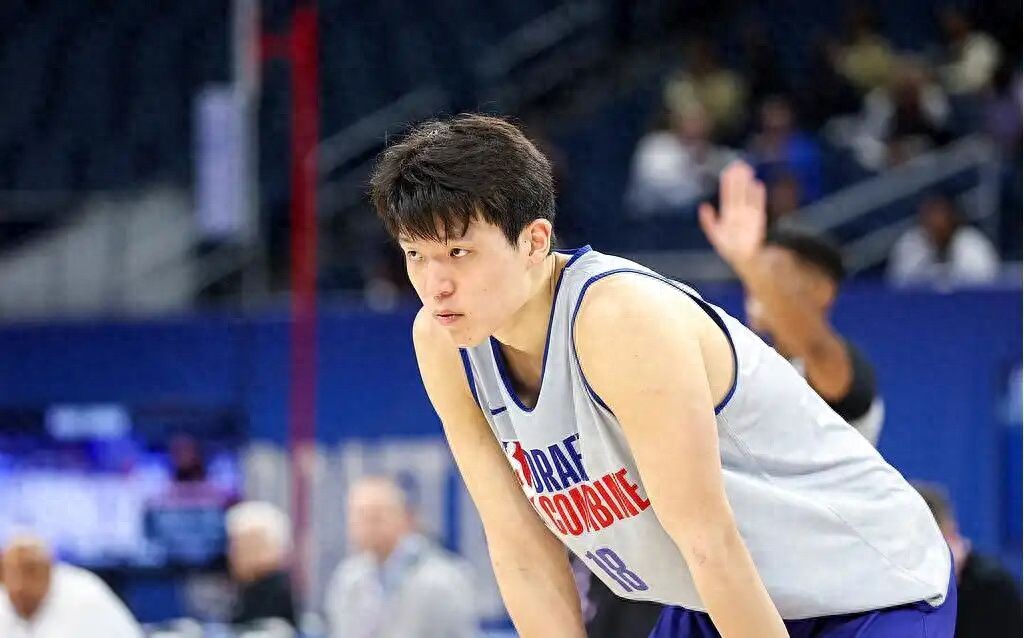 NBA新秀训练营传来中国双星捷报！在刚刚结束的篮球无疆界训练赛中，青岛队内线新星