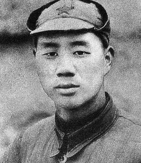 1939年，八路军营长缴获一件日军大衣，觉得材质不错，便送给杨成武。谁料，杨成武