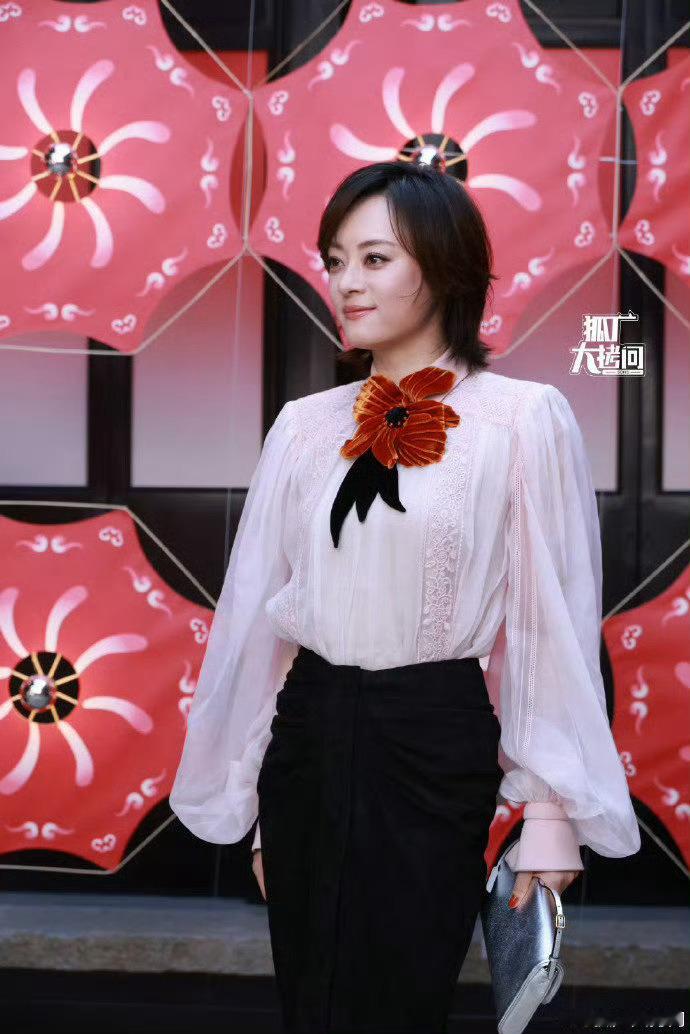 华伦衣服不好看，人也没撑起来