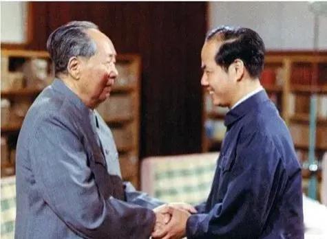 和伟人握手🤝的这位同志有人认识吗？​​​​