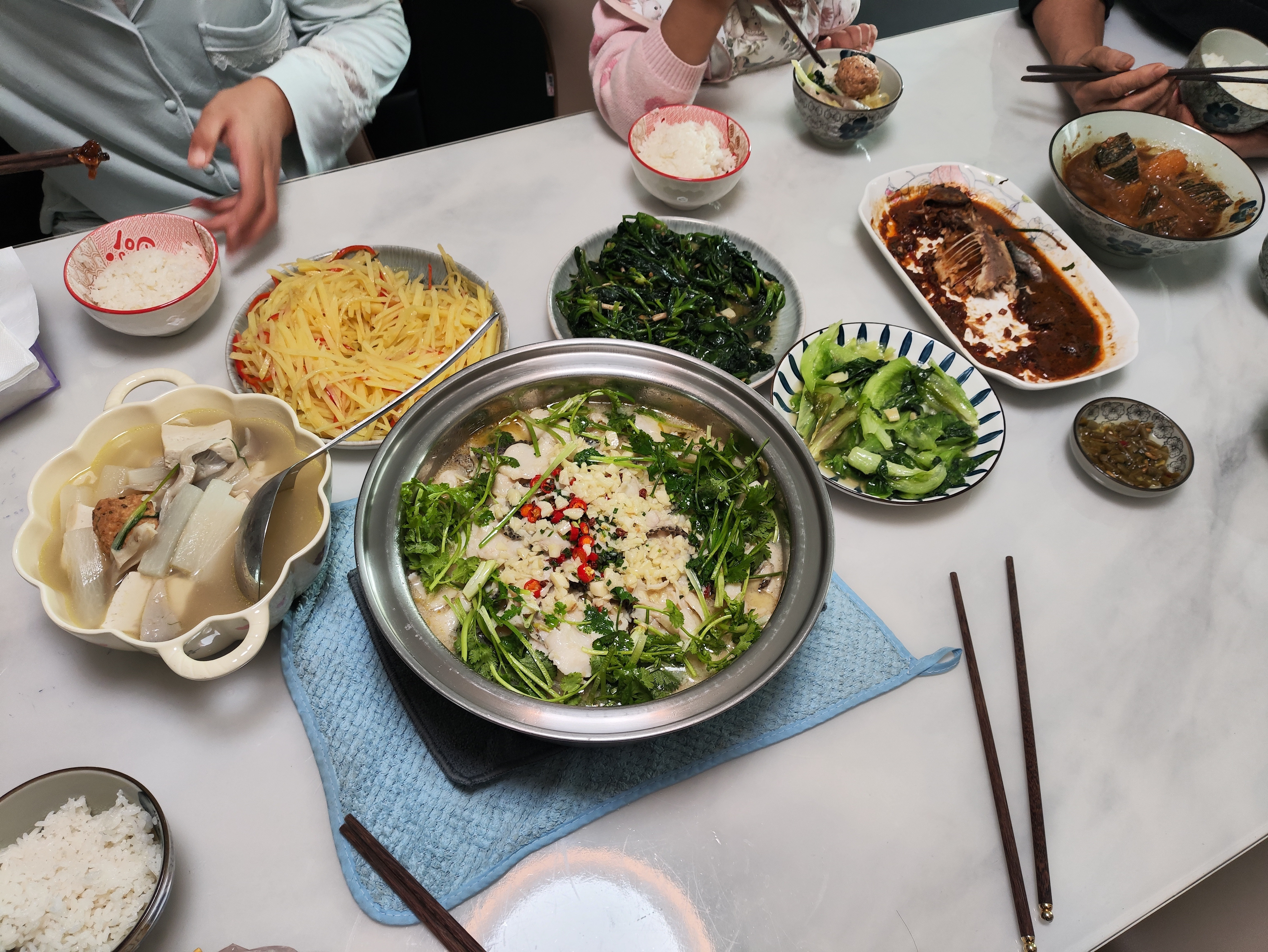 吃兰么好好吃饭，夫人弄的皮冻很不错，能干[墨镜][墨镜][墨镜]开饭馆之后再没整过，