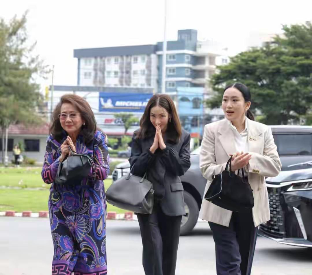 他信探视日：母女三人赴约，儿子缺席引猜测今早的泰国监狱外，镜头全围着那辆黑