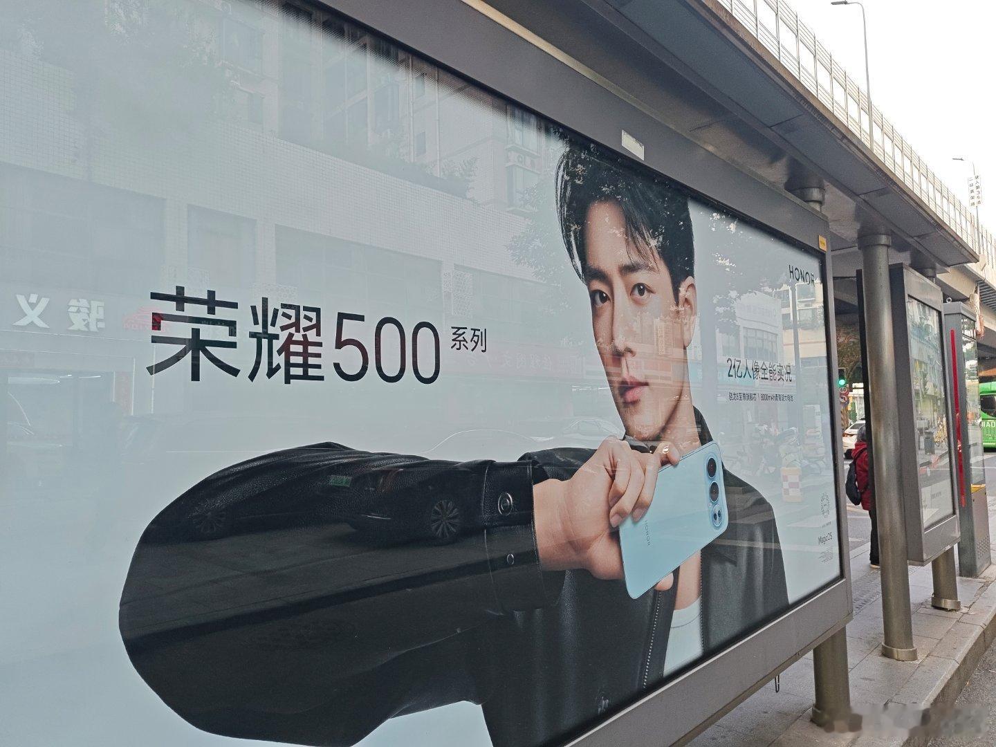 公交站台广告依然吃香，肖战范丞丞偶遇，可以根据颜值推测两人粉丝规模大小！