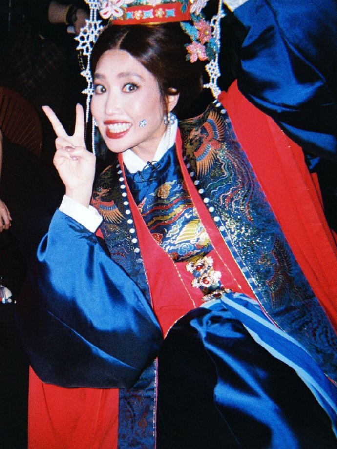 看到黄霄雲这身古装造型，我还以为她去拍还珠格格的番外篇了呢！她那股子古灵精怪的劲