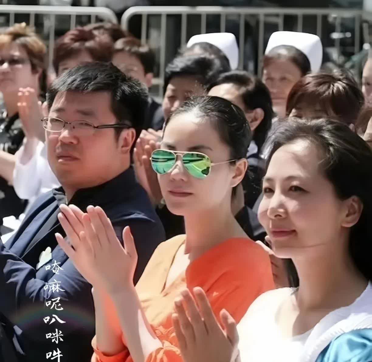 王菲拜佛，真的好美好美，岁月静好的那种美。很多人用常人思维根本不理解，她到底有各