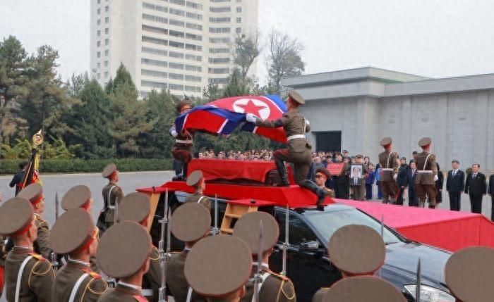 11月5号朝鲜在平壤的新美里烈士陵园给前委员长金永南办了国葬。这位97岁的老人三