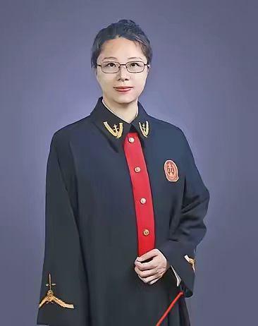 还没等二审正式开庭，法学圈就已经炸开锅了。一众业内学者直接扒出审理法官曾经发表