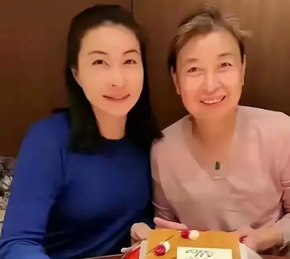 郭晶晶的三个孩子都是郭妈妈帮助照顾大的，虽然婆婆朱玲玲也很爱晶晶和孙儿，但她不一