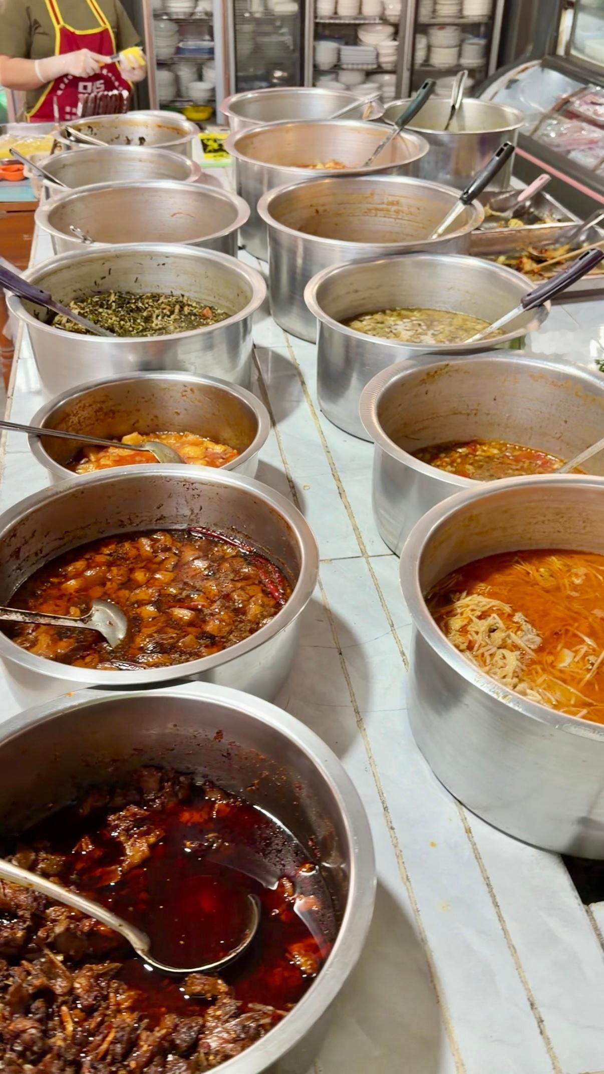 🔥在瑞丽藏着一家50年的傣味老店，就躲在傣族村子里！之前姐东小学搬过来的。没有