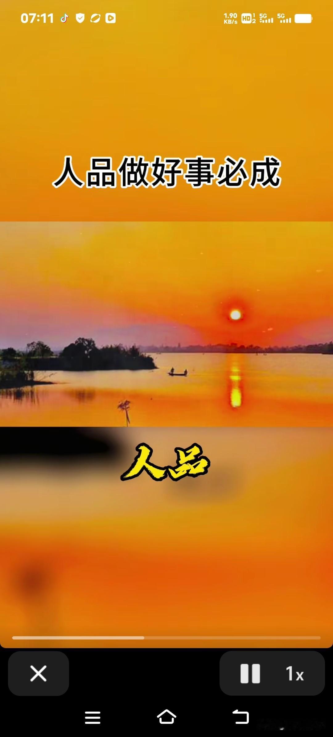 银川机场的清洁工易薇，在打扫旅客更衣室角落时，发现一个被遗落在储物柜缝隙里的白色