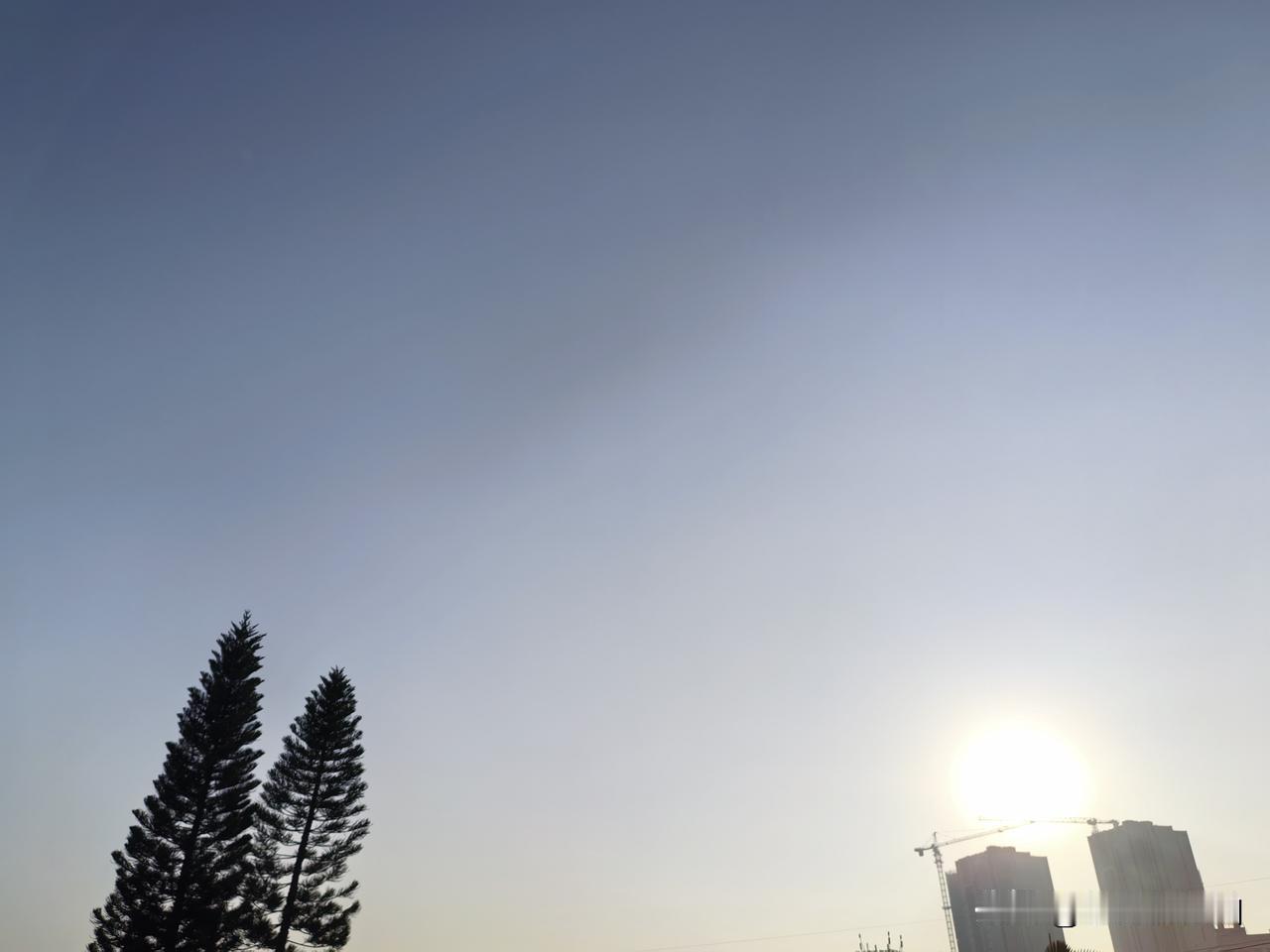 广东：晴朗干燥天气模式开启啦！今天（28日），广东大部晴到多云为主，气温逐渐