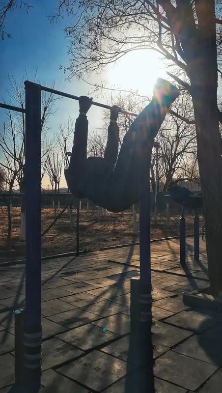 俯卧撑对引体向上有帮助吗?俯卧撑对引体向上有帮助，但不是直接替代关系。很多人觉