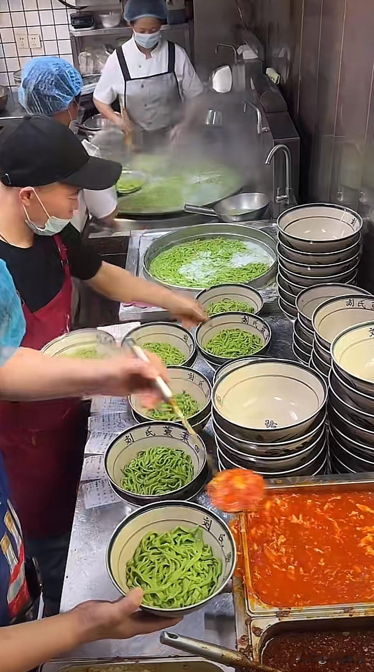 西安的面食真的好好吃，而且家家都是纯手工面，而且似乎每家都是手工制作的，尤其是这