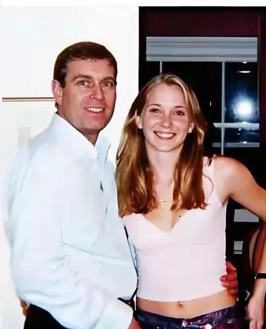 夜闯白金汉宫的“俄罗斯美女”：安德鲁王子新丑闻撕裂王室遮羞布深夜的温莎大