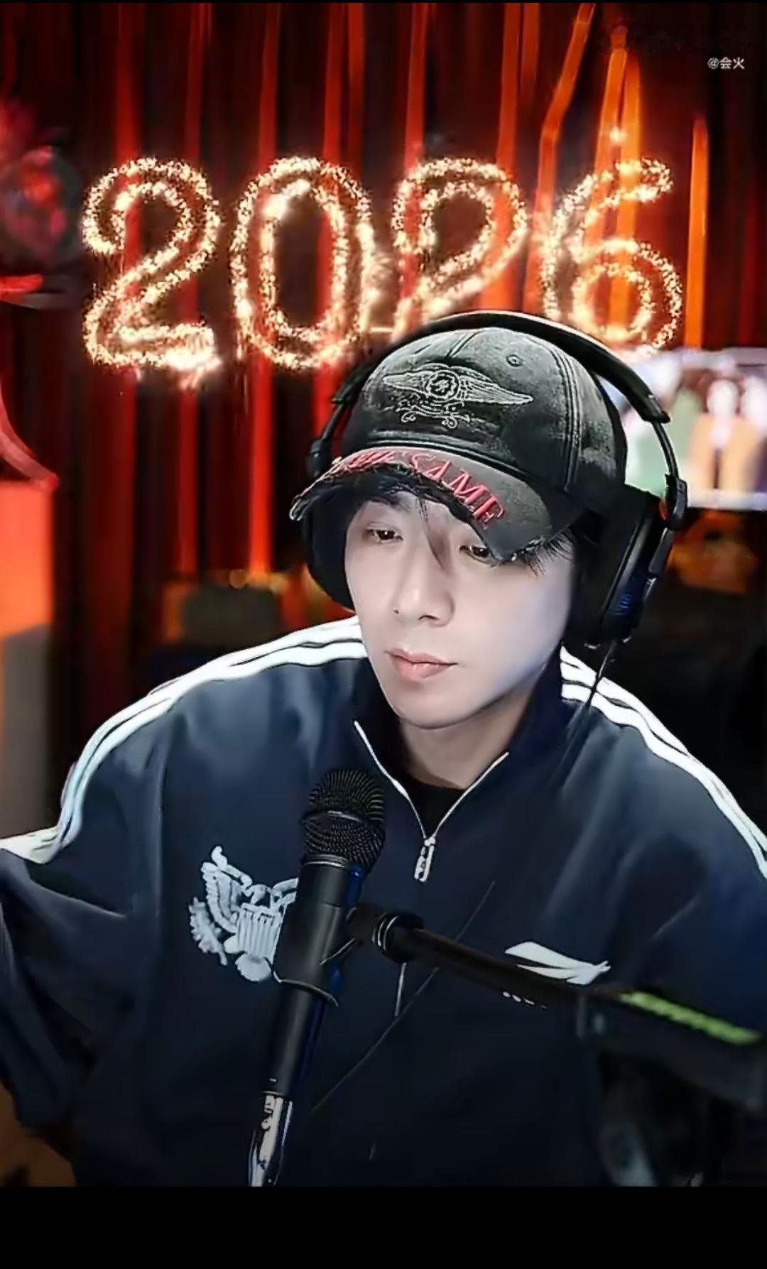 刘宇宁直播也太有梗了！弹幕问健身吗，他嘴硬到极致，直言从不健身，主打一个能躺不坐