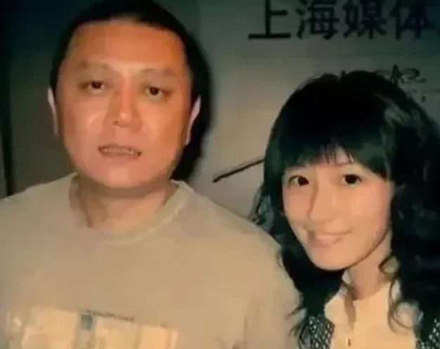 1994年，20岁的徐静蕾爱上了大她16岁的有妇之夫王朔，她对王朔老婆放狠话:“