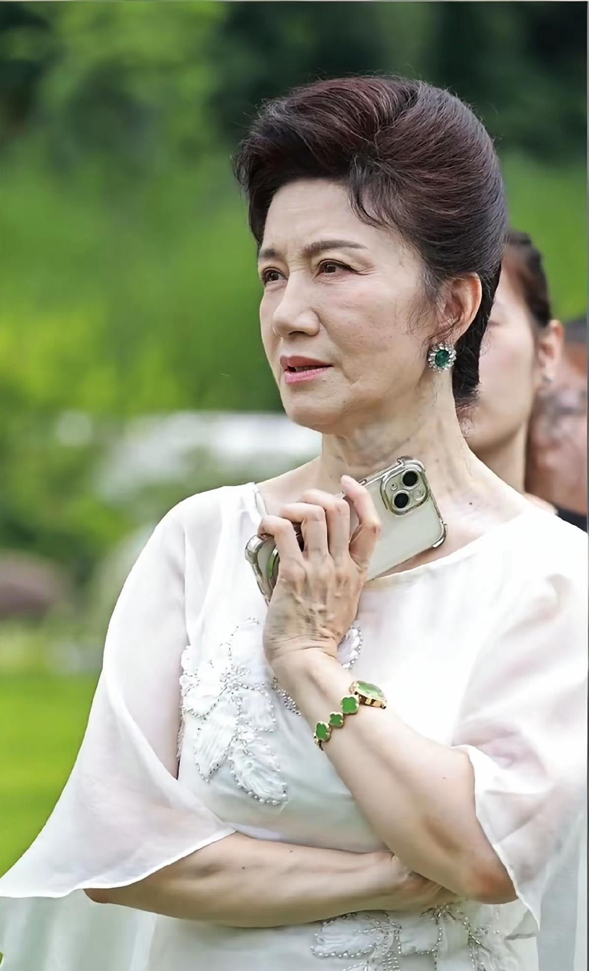 纵使年华老去，这位女神依旧气质出众。时光带走青春容颜，却沉淀出独一份的高级品味