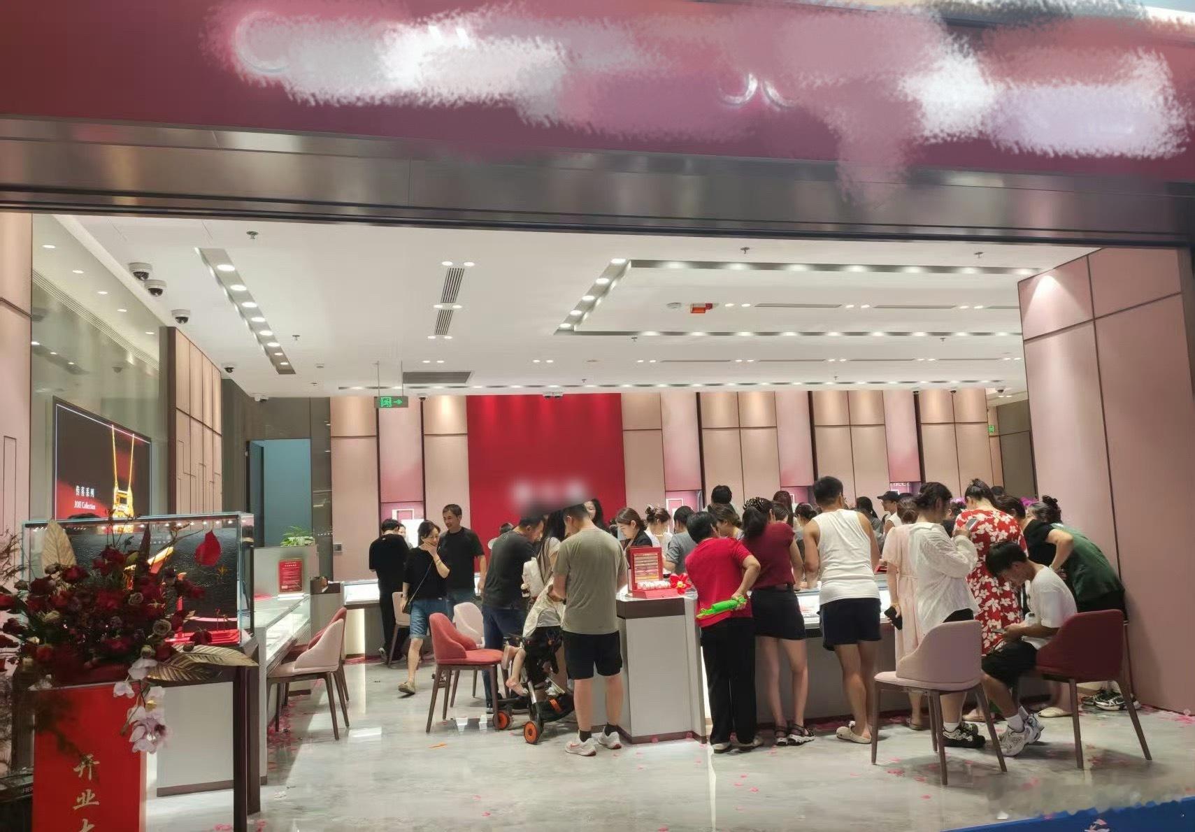 金价从金店的客流来看也就过节能多卖些了。不过最近铼涨价很多，一些小作坊的黄金纯度