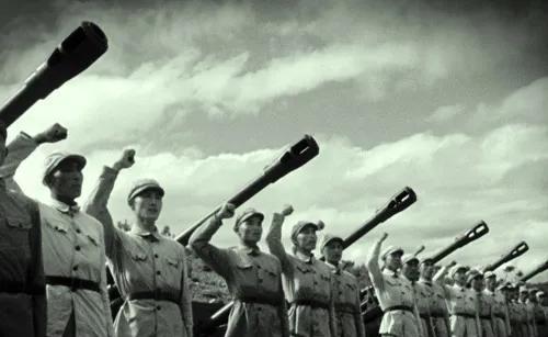 抗美援朝打胜利时，毛主席曾说过：“美帝国主义是受了伤，我们还是挺怕的。”抗美援