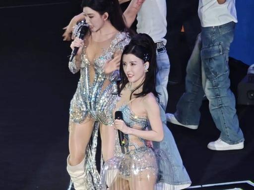 34岁BY2演唱会穿透视闪钻裙热舞扭胯，老粉看完直呼认不出！2026年1月3