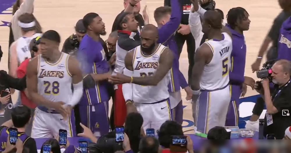 圣诞大战湖人96-119不敌火箭，赛后美媒HaterReport晒出了赛前詹姆