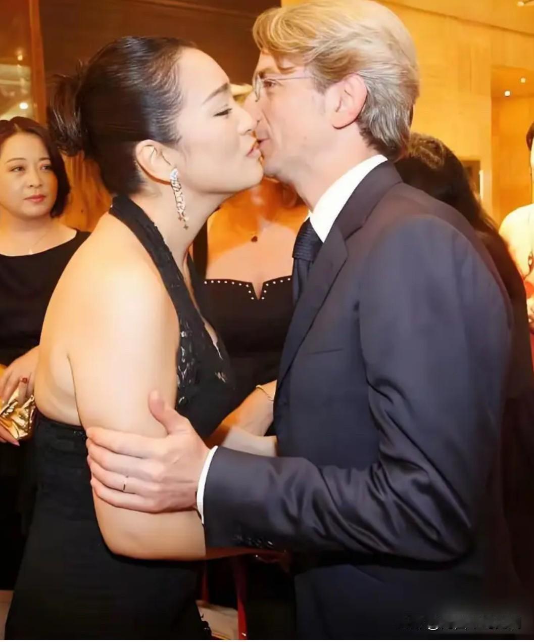 巩俐与法国丈夫雅尔在活动期间的一张亲密的合影。雅尔是法国著名音乐电子大师，因音乐