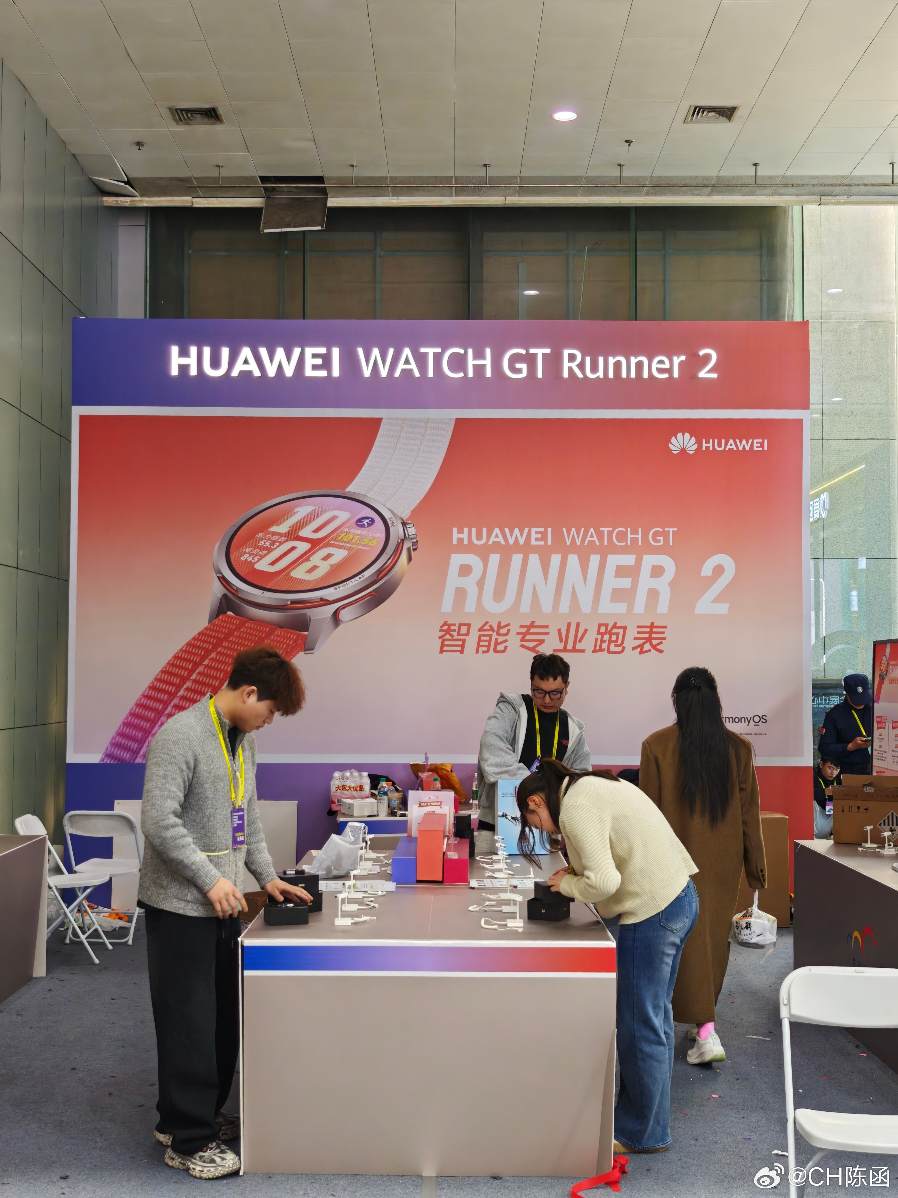 领完2026武汉马拉松参赛包了，这次奕派又准备了一个非常实用的大包，以后训练也可