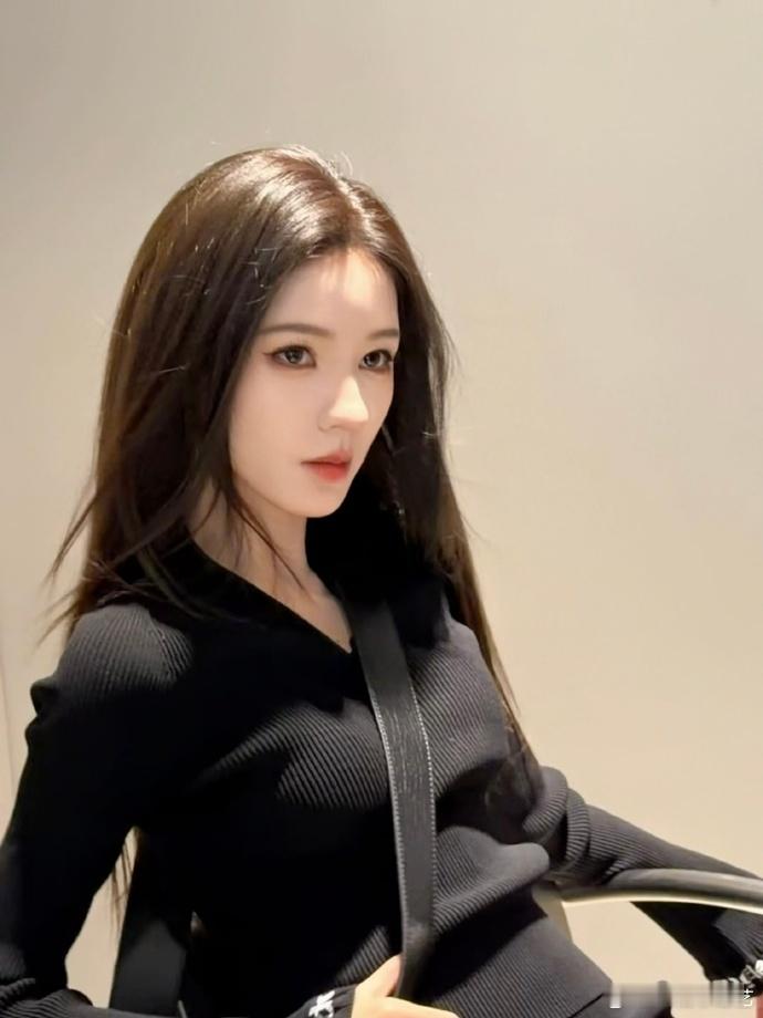 张予曦今天酷酷的张予曦黑长直酷姐，今天的造型真的是酷酷的呀，全黑色系的搭配，真