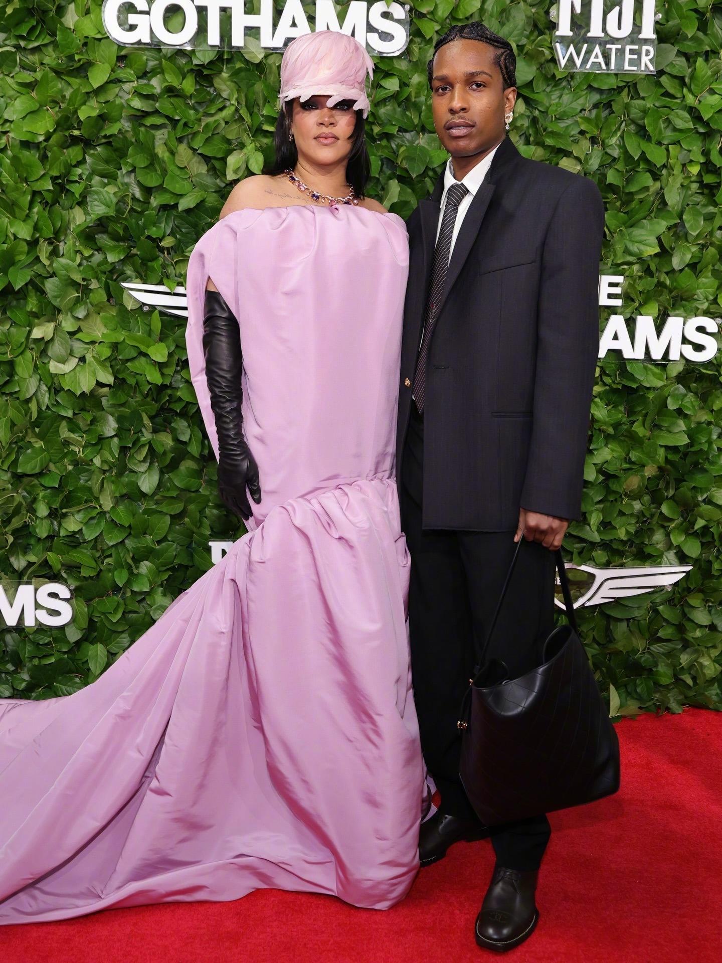 现身纽约出席第35届哥谭奖的蕾哈娜和她的男人asaprocky。蕾哈娜