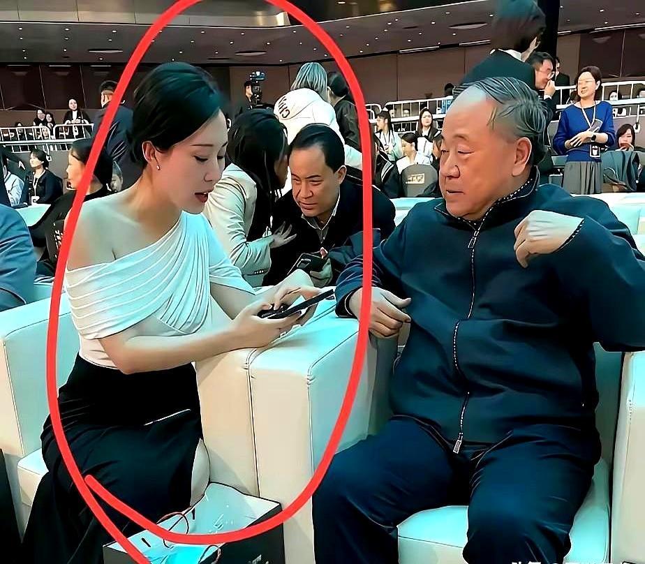一次慈善晚会上，王石妻子田朴珺坐到了莫言旁边。照片一出来，很多人第一眼就看出莫