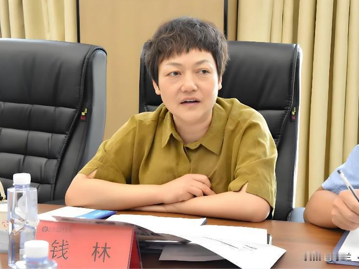 今天重庆市的钱林上了热搜，她是1972年出生的四川乐山人，1994年开始了工