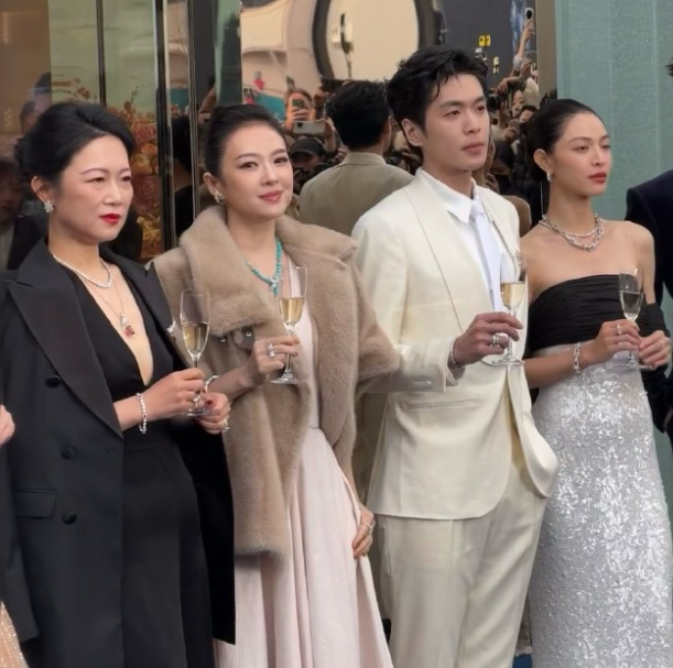 章子怡现场的一组照片和视频引发网友的围观看了章子怡的最新近照，网友们都惊讶不已