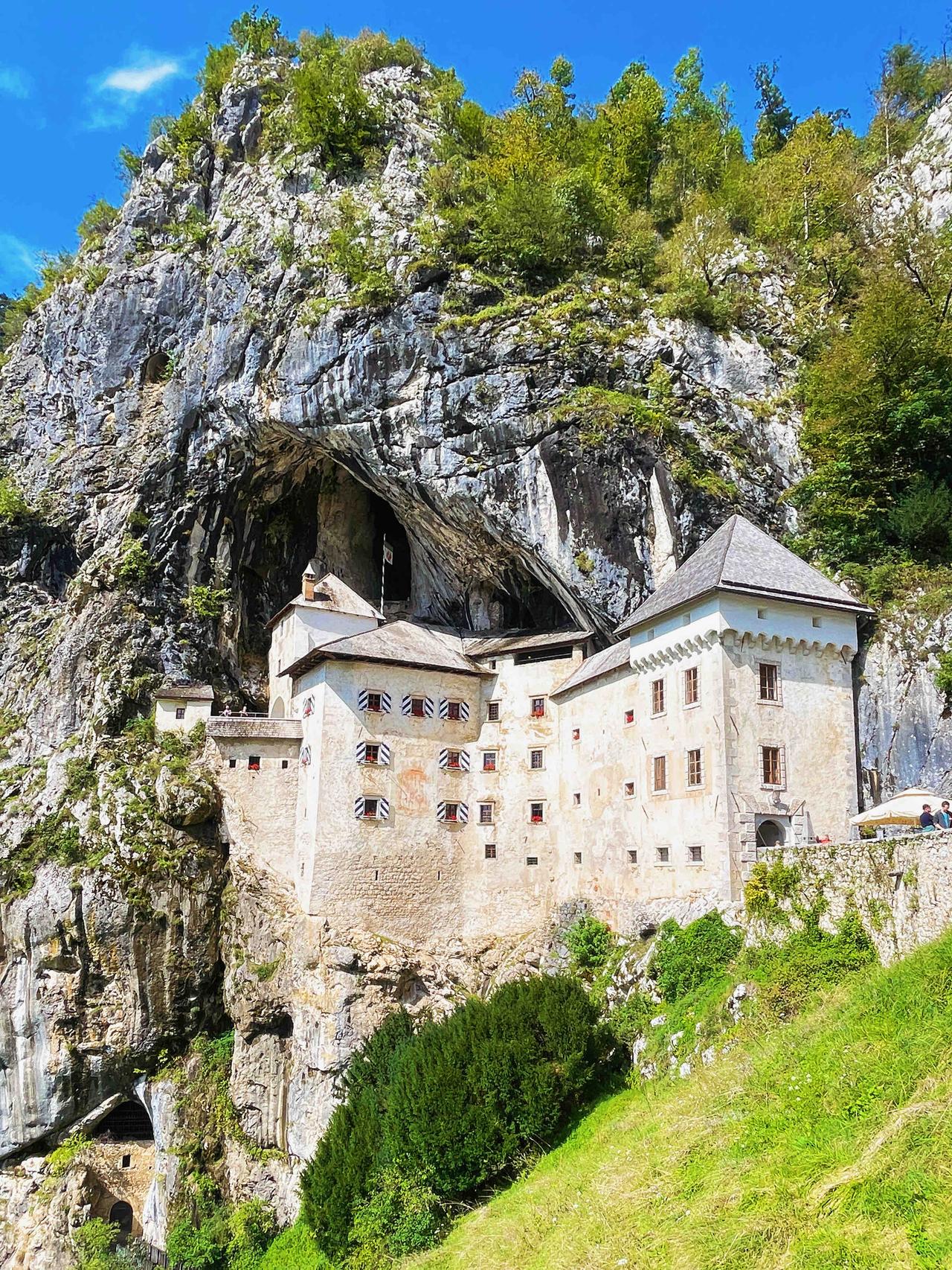 🏰探秘欧洲最大的洞穴城堡坐落在岩石悬崖之间距今已有800多年历史🚂乘小