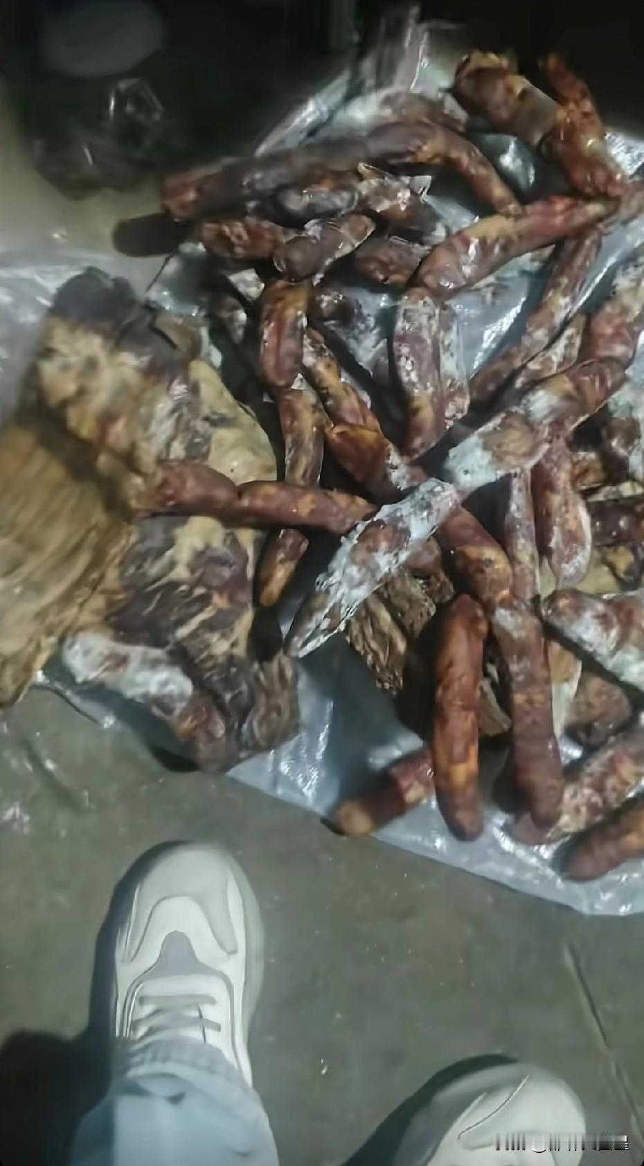 我邻居今年过年做了这么多腊肠，过年几天都是炒的菜，腊肠也没吃几个，今天是大年初十