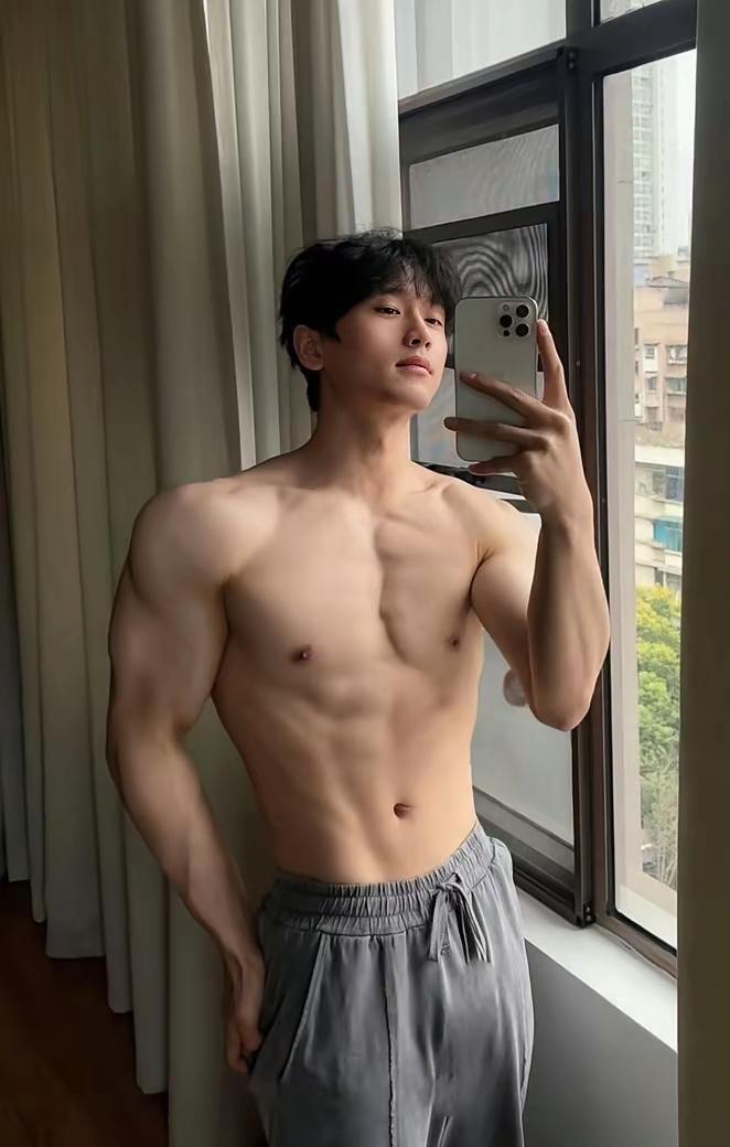 晒图笔记大赛咖啡店门口、便利店门前，甚至只是路边一棵树下，都会突然出现让人眼前一