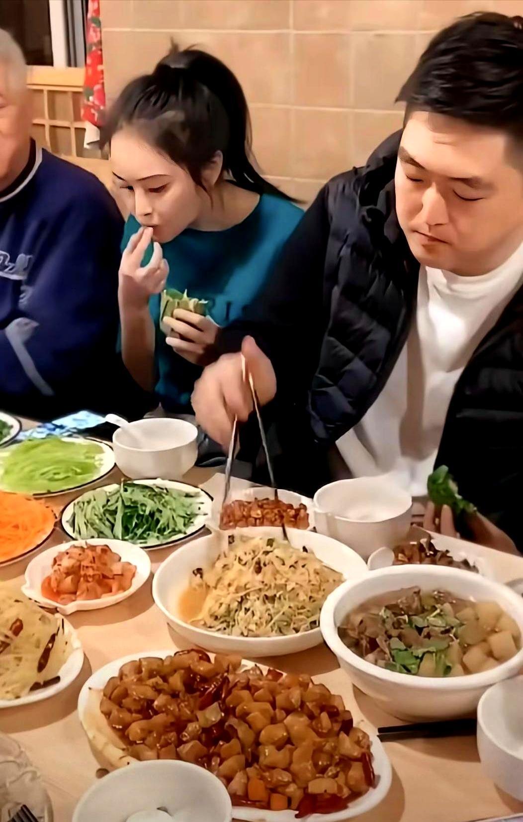 赵本山的饭局，彻底颠覆了我的认知。你以为百亿富豪顿顿山珍海味？错了。赵本山