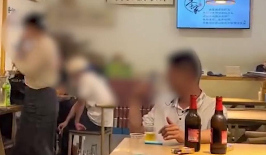 重庆某餐馆，16岁女孩因被误认为偷拍，遭到陌生女子指责，手机检查无果后，愤怒的女