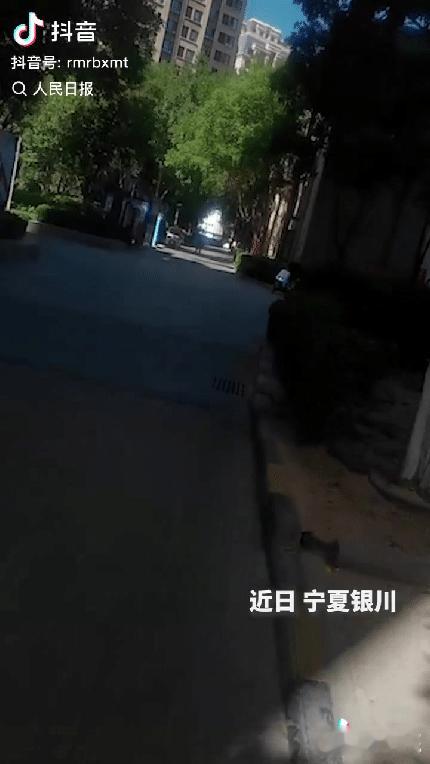 上人民日报了。宁夏银川，一男子骑着电动车，右拐的时候，撞上一个骑自行车的小男孩，